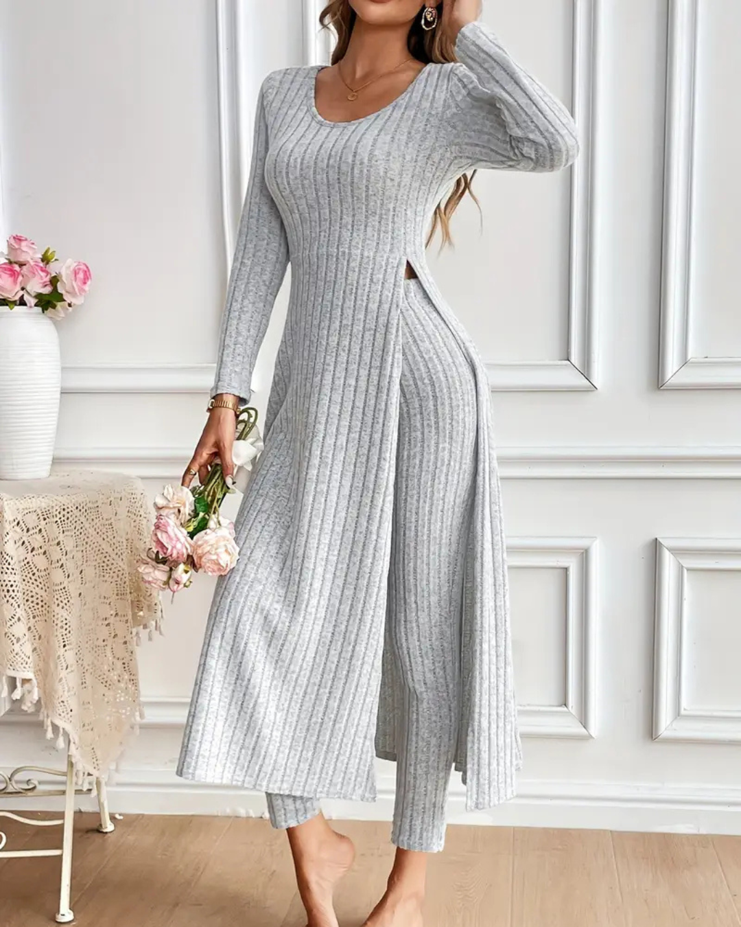 Two-piece set with long-sleeved round-neck shirt and trousers for women