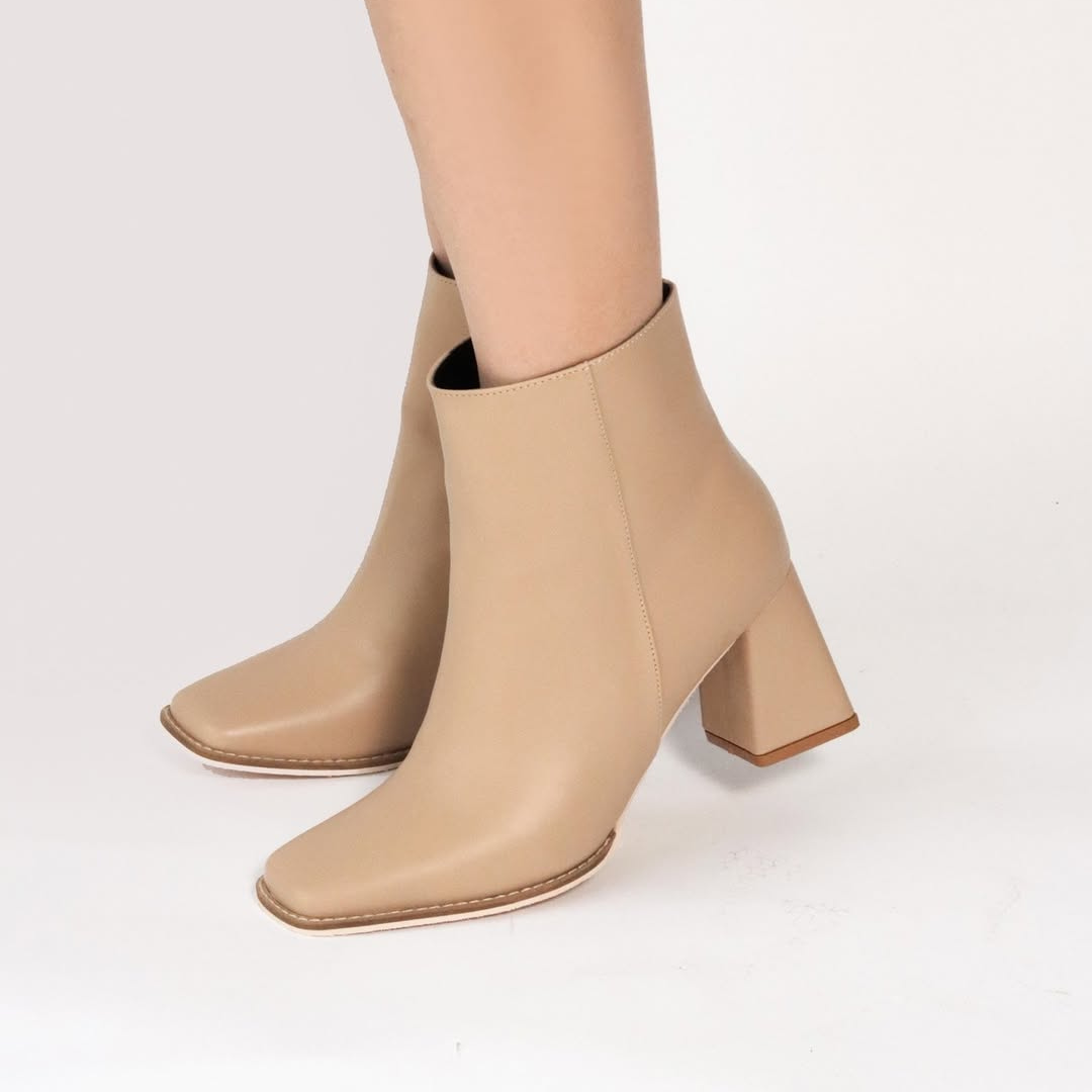 Women's ankle boots with an elegant finish and high heels