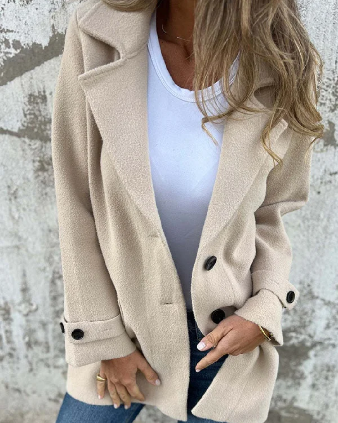 Stylish casual autumn coat with fitted collar for women
