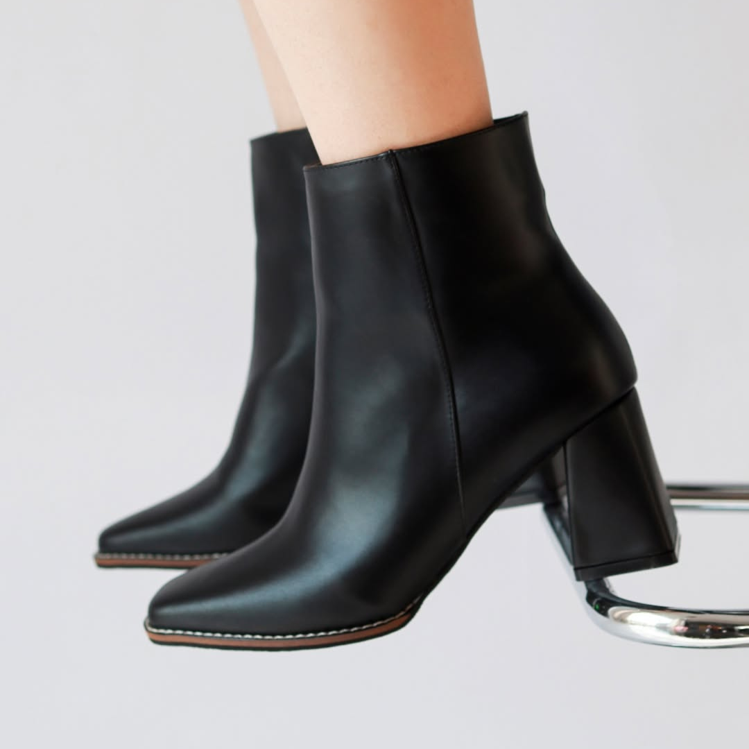 Women's ankle boots with an elegant finish and high heels