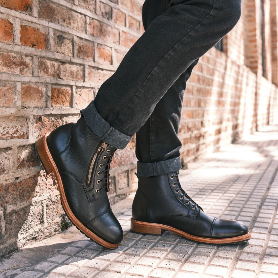 Vintage casual boots with adjustable fastening for men