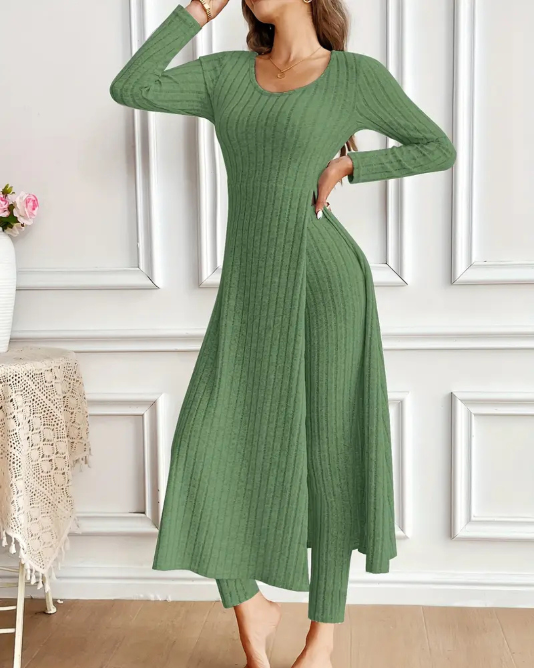 Two-piece set with long-sleeved round-neck shirt and trousers for women
