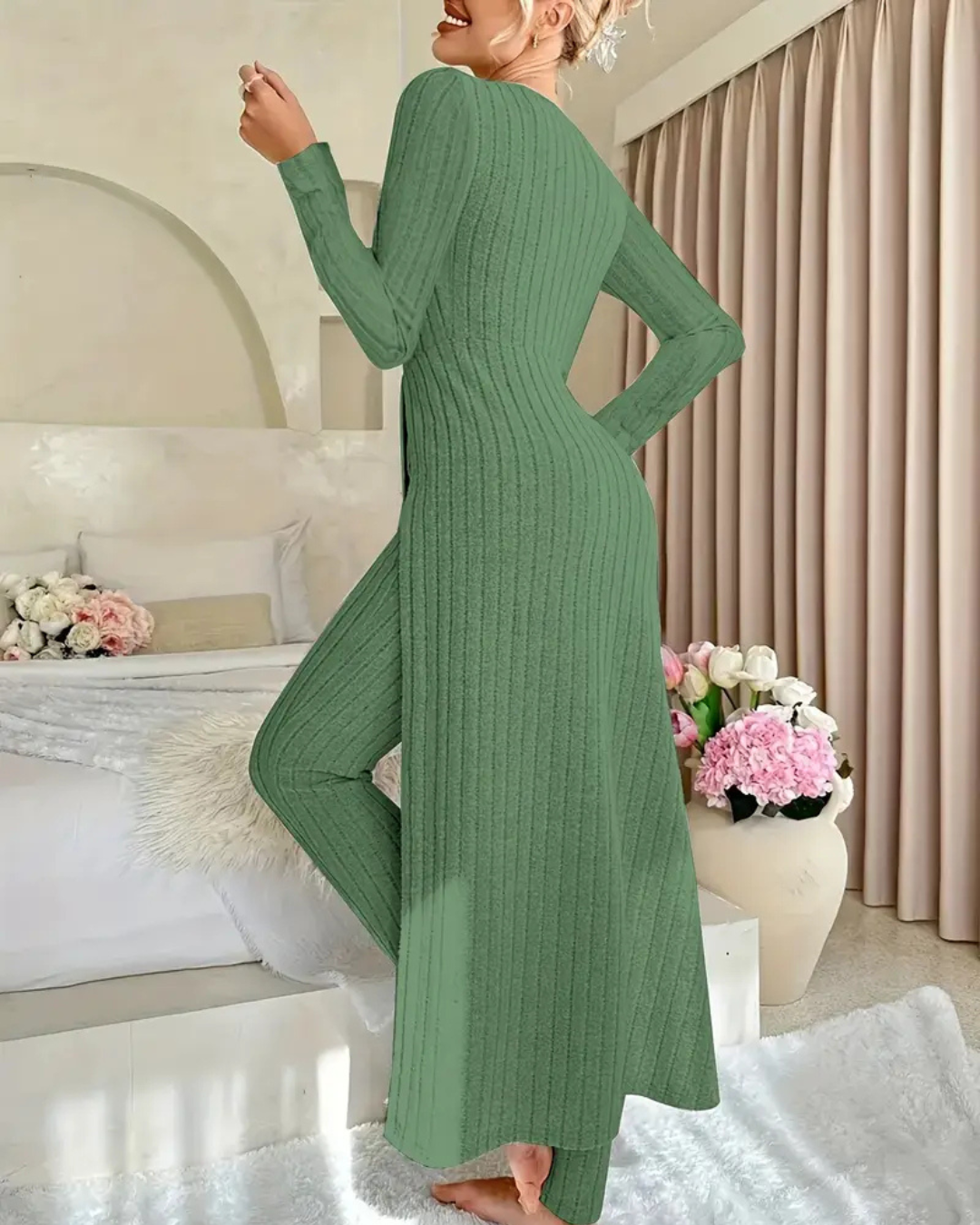 Two-piece set with long-sleeved round-neck shirt and trousers for women