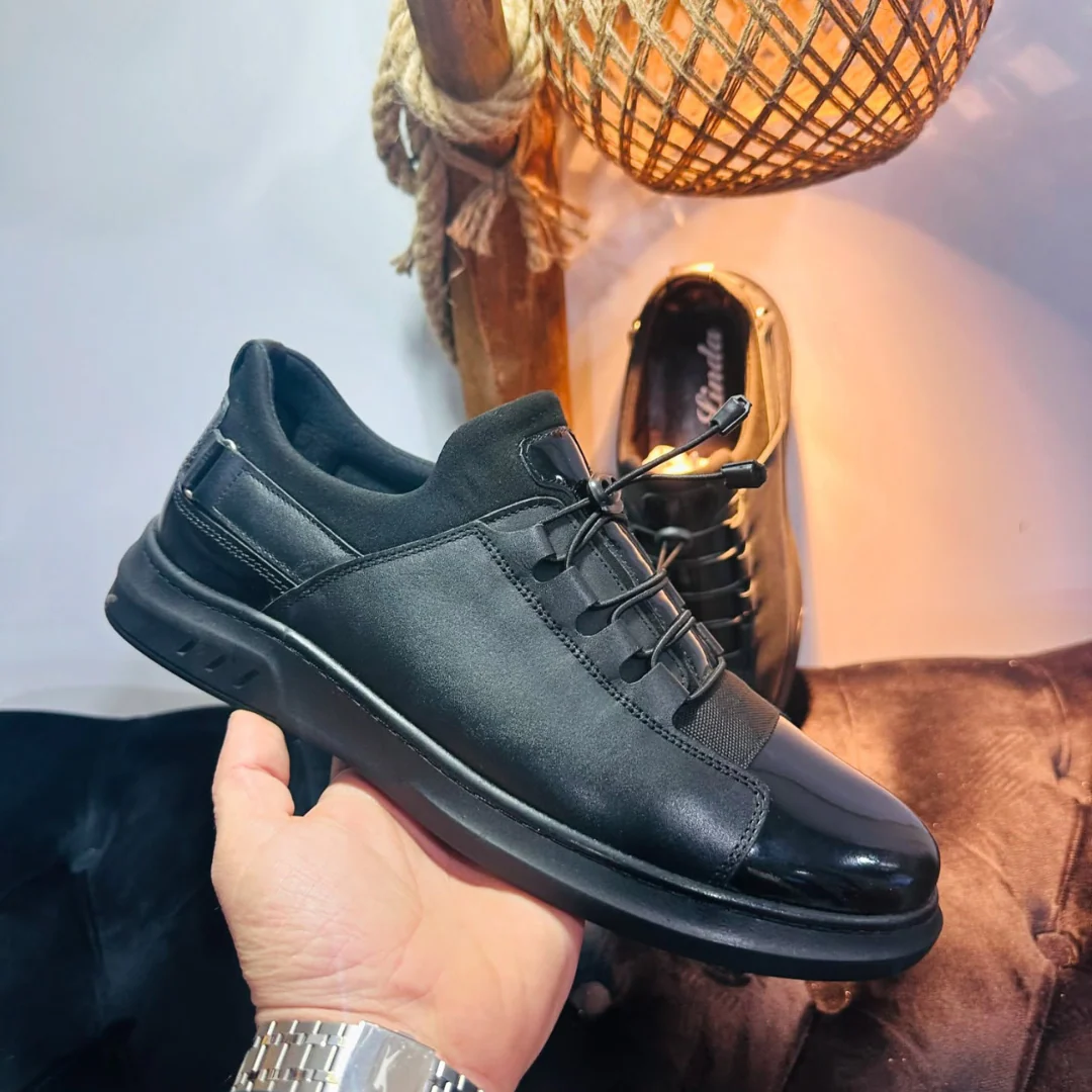 Monochrome Leather Shoes: Urban Style and Premium Comfort