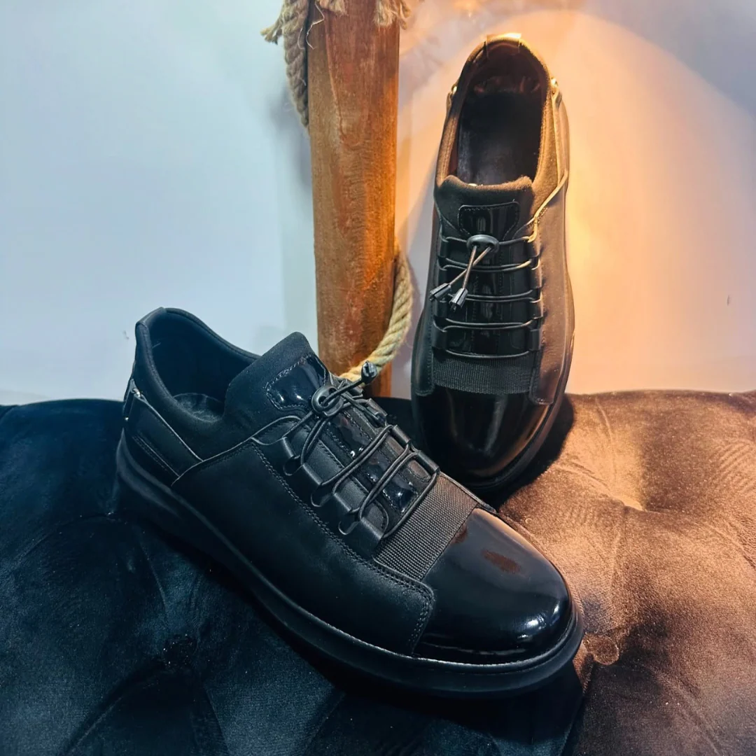 Monochrome Leather Shoes: Urban Style and Premium Comfort